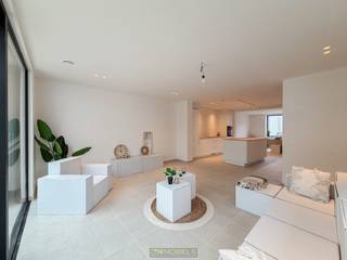 <br /><br /><strong>DUURZAAM GERENOVEERDE BEN-WONING (A+) </strong>op een <strong>GUNSTIGE LOCATIE</strong> te Zingem (Kruisem) vlakbij de dorpskern. Deze eigendom werd met <strong>OOG VOOR DETAIL</strong>, <strong>COMFORT </strong>en <strong>ENERGIEZUINIGHEID </strong>volledig vernieuwd en vormt vandaag de <strong>IDEALE GEZINSWONING</strong> voor wie <strong>ZORGELOOS </strong>en <strong>TOEKOMSTGERICHT </strong>wil wonen. De woning is uitgerust <strong>DRIEDUBBELE GELUIDSWERENDE BEGLAZING</strong>, <strong>VLOERVERWARMING </strong>met <strong>WARMTEPOMP </strong>en <strong>12 ZONNEPANELEN</strong>. Met een <strong>VERRASSENDE WOONVOLUME</strong> en maar liefst <strong>4 VOLWAARDIGE SLAAPKAMERS</strong> is deze woning perfect geschikt voor <strong>GEZINNEN </strong>of <strong>NIEUW SAMENGESTELDE GEZINNEN</strong> die op zoek zijn naar extra ruimte.<br />De indeling gaat als volgt: via de inkomhal met gastentoilet betreedt u de lichtrijke leefruimte met open ingerichte keuken en maximaal zicht op de tuin. Aansluitend bevindt zich een praktische berging/wasplaats. Op de 1ste verdieping geeft de nachthal toegang tot 3 volwaardige slaapkamers en een modern ingerichte badkamer. De 2de verdieping herbergt een uiterst ruime 4de slaapkamer (opsplitsbaar) en een praktische zolderberging.<br />Buitenshuis beschikt deze eigendom over een zonnig terras, een onderhoudsvriendelijke tuin en een zijdelingse toegang, wat een meerwaarde biedt voor deze woonst.<br /><br />Adres: Nederzwalmsesteenweg 63 te Zingem (Kruisem)<br /><br />EPC: Label A+, G-score en P-score D, Geen renovatieverplichting van toepassing, Bestuursmaatregelen in het maatregelenregister: Neen