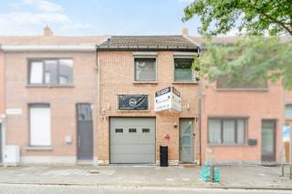 <h1><span>Instapklare gezinswoning met 3 slaapkamers, garage en zonnige tuin</span></h1><p><span>Deze instapklare eengezinswoning combineert ruimte, comfort en een uitstekende ligging in een rustige, gezinsvriendelijke buurt van Hoboken. Met 3 volwaardige slaapkamers, een inpandige garage en een zonnige zuidoostgerichte tuin is dit de ideale woning voor wie op zoek is naar een comfortabele thuis zonder renovatiezorgen.</span></p><p><span>De woning bevindt zich op wandelafstand van scholen, winkels en openbaar vervoer. Bovendien liggen groene parken, waaronder Park Sorghvliedt, vlakbij en zorgen de vlotte verbindingen naar Antwerpen en de A12 voor een uitstekende bereikbaarheid.</span></p><h2><span>Indeling</span></h2><h3><span>Gelijkvloers</span></h3><ul><li><span>Ruime inkomhal met toegang tot de garage (18 m²) en de leefruimte.</span></li><li><span>Lichtrijke leefruimte met aansluitend de keuken en veranda.</span></li><li><span>Volledig uitgeruste keuken, voorzien van alle comfort.</span></li><li><span>Apart gastentoilet.</span></li><li><span>Zonnige, zuidoostgerichte tuin met veel privacy en weinig inkijk.</span></li></ul><h3><span>Eerste verdieping</span></h3><ul><li><span>Twee ruime slaapkamers van </span><span>16 m²</span><span> en </span><span>12,5 m²</span><span>.</span></li><li><span>En-suite badkamer met douche, tweede toilet en lavabomeubel.</span></li></ul><h3><span>Tweede verdieping</span></h3><ul><li><span>Volwaardige derde slaapkamer/zolderkamer van </span><span>18 m²</span><span>.</span></li></ul><h2><span>Troeven</span></h2><ul><li><span>Instapklare woning</span></li><li><span>Gunstig EPC geen renovatieverplichting</span></li><li><span>Conforme elektrische installatie</span></li><li><span>Inpandige garage</span></li><li><span>Zonnige tuin met zuidoostoriëntatie</span></li></ul>