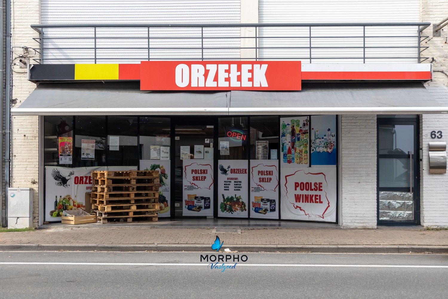 Een toplocatie koop je maar één keer. De invulling bepaalt u zelf. Op een uitstekende zichtlocatie langs de Oostendestraat in Torhout bevindt zich dit veelzijdige handelspand met ruime duplexwoonst. Dankzij de commerciële ligging, de brede etalage en de d - foto 4