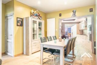Deze mooie rijwoning ontvangt je in een ruime inkomhal, die je verder brengt tot in de leefruimtes. Het volledige gelijkvloers is ruimtelijk met elkaar verbonden, wat voor een aangenaam gevoel zorgt doorheen de woning. Helemaal voorin is er een ruime zithoek, gevolgd door een gezellige eetkamer. Aanpalend is de keuken ingericht, en zo komen we via een lange gang tot in een polyvalente ruimte. Helemaal achterin is er de toegang tot het terras en de tuin. Onderweg zijn we nog een apart toilet en een berging voorbijgestapt. Op meerdere plaatsen is er voorzien in maatwerk opbergkasten, inclusief een handig bureel. De badkamer vinden we terug in een hoek net naast de keuken, en deze is voorzien van een riante inloopdouche. Op de eerste verdieping zijn de twee eerste grote slaapkamers ondergebracht, en op de zolderverdieping (bereikbaar via een vaste trap) is er een derde slaapkamer ondergebracht. Via een private weg heb je toegang tot je eigen garage achterin de tuin, inclusief een staanplaats voor een tweede wagen. Bezoekdag: 22/08: Inschrijven via mail naar tommy@immo-home.be, geen telefonische inschrijvingen! Volg ons op Fb en Insta. Voor meer info: www.immo-home.be. GRATIS SCHATTING & GRATIS FINANCIEEL ADVIES