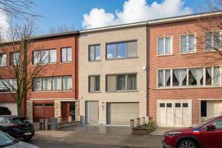 <p><span>WILRIJK | maison exceptionnelle ! !! équipée de tout le luxe possible</span></p><p><span>Cette maison a été conçue et construite comme une combinaison de maison de soins et de résidence, équipée d'un ascenseur, adapté aux utilisateurs de fauteuils roulants.</span></p><p><span>En outre, la maison est équipée d'un système de caméras, couplé à un système d'alarme, afin que tous les résidents puissent jouir de la paix et de la tranquillité, tout en disposant du contrôle nécessaire en cas d'urgence.</span></p><p><span> </span></p><p><span> </span></p><p><span>Atouts supplémentaires :</span></p><p><span>*Climatisation</span></p>