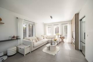 Ligging
Deze moderne open bebouwing bevindt zich in de Goudvinklaan 31 in Zwijndrecht. Een moderne en energiezuinige gezinswoning die nieuwbouwcomfort combineert met ruimte, een grote tuin en een bijzonder complete uitrusting.
Indeling
Op het gelijkvloers bevindt zich een ruime en lichtrijke leefruimte die naadloos aansluit op de moderne, volledig geïnstalleerde open keuken. Het centrale keukeneiland vormt hierbij een praktische én gezellige verbinding tussen de keuken en de leefruimte. Vanuit de leefruimte is er rechtstreeks toegang tot het ruime terras en de uitgestrekte tuin.
Op de eerste verdieping bevinden zich drie volwaardige slaapkamers. De masterbedroom beschikt over een eigen dressing en biedt hierdoor extra comfort en opbergruimte. Daarnaast zijn er twee badkamers, wat zorgt voor een praktische indeling voor een gezin.
Verder beschikt de woning over een verzorgde zolder, die momenteel voornamelijk dienst kan doen als extra bergruimte, maar ook mogelijkheden biedt voor verdere invulling.
Buiten beschikt de woning over een oprit met garage, waardoor er voldoende parkeermogelijkheden zijn op eigen terrein.
Troeven
•	Volledig nieuwgebouwde open bebouwing uit 2021 
•	BEN-woning
•	Elektrische installatie conform 
•	Volledig geïnstalleerde moderne keuken met keukeneiland 
•	Vloerverwarming 
•	Airconditioning 
•	Zonnepanelen 
•	Ruime en verzorgde zolder 
•	Groot terras en uitgestrekte tuin 
•	Oprit met garage 
