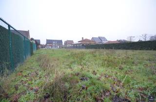 BOUWGROND VOOR HALFOPEN BEBOUWING OP TOPLOCATIE IN MELSELE, GÉÉN BOUWVERPLICHTING!Op zoek naar de perfecte locatie voor je droomwoning? Dan is dit...