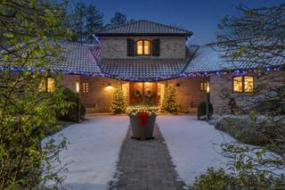 In een rustige en groene omgeving in Schoten bevindt zich deze ruime Spaanse villa op een royaal perceel van 8.670 m². Dit eigendom...