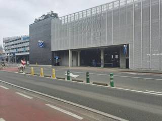 In een modern en goed onderhouden parkingcomplex aan het station van blankenberge bieden wij vier strategisch gelegen staanplaatsen aan. Deze opportuniteit is uitermate geschikt voor wie wil investeren in vastgoed met een onmiddellijk en bewezen rendement in een zone met hoge parkeerdruk.De bereikbaarheid van dit complex is optimaal. Gelegen nabij belangrijke invalswegen en het openbaar vervoer, zijn deze plaatsen zeer gegeerd door zowel pendelaars als omwonenden. Wie deze parkeerplaatsen wil kopen in blankenberge, kiest voor een zorgeloze investering zonder de onderhoudslasten van een traditionele woning.De overdracht van deze staanplaatsen gebeurt onder het stelsel van erfpacht, wat diverse financiële troeven biedt voor de koper:- Lagere investeringskost: Omdat u niet de volle eigendom van de grond koopt, is de instapprijs aanzienlijk lager.- Hoger netto-rendement: Door de lagere aankoopsom ligt het procentuele rendement op uw geïnvesteerd kapitaal vaak hoger.- Lange termijn zekerheid: U geniet van het volledige genotsrecht gedurende de looptijd van de erfpachtovereenkomst.Kortom, een slimme zet voor wie kapitaal veilig wil plaatsen in de regio Blankenberge. Deze verkoop biedt u de kans om eigenaar te worden van schaarse parkeerruimte op een toplocatie. Voor meer informatie over de huuropbrengsten of om deze locaties zelf te bezichtigen, kunt u contact opnemen met ons kantoorBestuursmaatregelen in het maatregelenregister: nee