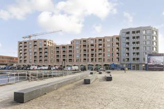 <p>Nieuwbouwproject London Residence gelegen nabij het water, aan het Kattendijkdok, met mooie terrassen, appartementen, commerciële ruimtes en parkeergelegenheid.</p>
<p>Het project bestaat uit 54 appartementen en 10 commerciële ruimtes op het gelijkvloers die casco worden opgeleverd.<br /><br />De commerciële ruimtes beschikken over gevelbreedtes van 4 tot 15 meter en een hoogte van circa 4 meter.<br /><br />Mogelijkheid tot aankoop van een autostaanplaats aan 40.000,- euro excl. kosten.</p>
<p>The London Residence is ontworpen door de architectenbureau Bovenbouw in samenspraak met het Londense architectenbureau Sergison Bates.</p>