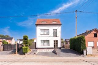 <p><span>Gelegen op een boogscheut van het centrum van Lubbeek, met een vlotte verbinding naar Leuven en op een swing van Winge Golf & Country Club, zijn wij verheugd deze recent gerenoveerde en energiezuinige woning met 4 slaapkamers te koop aan te bieden.</span></p><p><span><br />Deze fijne gezinswoning is gelegen op een mooi en onderhoudsvriendelijk perceel van 10 are en beschikt over een bewoonbare oppervlakte van maar liefst 195 m². Het gelijkvloers omvat een inkomhal met vestiaireruimte en gastentoilet, een gezellige leef- en eetruimte dewelke naadloos aansluit op de volledig uitgeruste open leefkeuken met ontbijthoek uitgevend op de zonnige tuin. Verder vindt u op deze verdieping nog een praktische berging/wasplaats en een eerste badkamer, uitgerust met een inloopdouche.</span></p><p><span><br />De eerste verdieping omvat een nachthal, 2 volwaardige slaapkamers en een tweede badkamer met ligbad. Op de tweede verdieping bevinden zich nog 2 ruime slaapkamers en een nachthal, waardoor deze woning uitermate geschikt is voor grotere gezinnen of wie nood heeft aan een thuisbureau of hobbyruimte.</span></p><p><span><br />Daarnaast beschikt de woning over een handige bergkelder en een groot terras overgaand in de aangename tuin, waar het heerlijk vertoeven is. </span></p><p><span><br />Als extra troef werd de woning in 2026 grondig energetisch gerenoveerd, wat resulteert in een hedendaags wooncomfort en een uitstekende energiezuinigheid.</span></p><p><span><br />Kortom, deze perfect onderhouden en instapklare woning combineert ruimte, comfort, een gunstige ligging en energiezuinig wonen op een zucht van Leuven. Een absolute buitenkans. </span></p><p><span> </span></p>