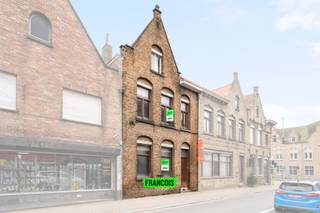 Deze te renoveren woning bevindt zich in het hart van Diksmuide, op een boogscheut van de Grote Markt, openbaar vervoer en winkels.<br /><br />Bij binnenkomst komt u in de inkomhal met hoge plafonds die leidt tot de leefruimte met aanpalend de eetkamer en keuken. Verder heb je op het gelijkvloerse verdiep nog een badkamer en een veranda met uitzicht op de stadskoer. <br /><br />Op het eerste verdiep bevinden zich 2 ruime slaapkamers en een kinderkamer. Op het tweede verdiep bevinden zich nog 2 slaapkamers en een zolderkamer.<br /><br />Buiten heb je nog een aantal opbergruimtes en toegang tot een grote werkplaats en garage van 60 m². Bovendien heb je hier ook nog een zolderruimte.<br /><br />Bouwtechnisch is deze woning voorzien van deels al hoogrendementsbeglazing en enkele beglazing. Verder wordt de woning verwarmd via 3 gaskachels.<br /><br />Heeft u interesse in deze woonst? Contacteer ons snel en plan uw bezoek in.<br /><br />