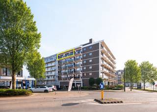 <strong>Koksijde-Bad, residentie Zandroos I, centraal gelegen appartement in het commerciële centrum, 5de verdieping met lift.</strong><br />
<p>Bestaande uit: inkomhall met afzonderlijk toilet, woonkamer met toegang tot een ruim terras met prachtig uitzicht, afzonderlijke keuken, twee slaapkamers met toegang tot terras, badkamer met ligbad en lavabo, derde slaapkamer, tweede badkamer met douche, lavabo en toilet en berging in het appartement. Mogelijkheid tot het aankopen van een autostaanplaats in de residentie. Gemeenschappelijke centrale verwarming op gas. Fietsenberging op het gelijkvloers van de residentie en privatieve berging inbegrepen in de prijs.<br /><br /><strong>Dit centraal gelegen appartement met veel potentieel geniet van een prachtig uitzicht!</strong></p>