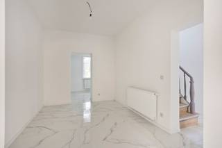 Immo DAVID stelt voor: gerenoveerde gezinswoning met zuidgerichte tuin in Drogenbos — EPC BDeze volledig gerenoveerde gesloten bebouwing in Drogenbos...