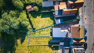 Halfopen bebouwing op 267 m² met :<br /><br />Gelijkvloers: <br />• inkom<br />• living<br />• eetplaats<br />• keuken met dubbele spoelbak, koelkast, oven<br />• ruimte om wasmachine te plaatsen<br />• toilet<br />• kelder<br />Verdiep: <br />• 3 slaapkamers<br />• badkamer met lavabo, zitbad, toilet<br />Zolder<br />Zuidoostelijke georiënteerde tuin<br />Ruime garage met elektrische poort en werkplaats <br /><br />Faciliteiten:<br />• PVC ramen met dubbele en hoog rendement beglazing<br />• 12cm minerale wol dakisolatie hellend dak + 18cm minerale wol zoldervloerisolatie <br />• verwarming op gaskachels<br />• houten ramen met enkele en dubbele beglazing en rolluiken op het gelijkvloers<br />• boorputwater<br />• sanitair warm water met elektrische boiler 50 liter<br /><br />EPC - label F : 576 kWh / (m² jaar) > renovatieplicht <br />Elektrische keuring : niet conform<br />Asbestattest: niet asbestveilig : <br />• 1 asbestmateriaal dringend te verwijderen : asbestplaat<br />• 1 asbestmateriaal te verwijderen : muurdekstenen plat dak<br />• 2 asbestmaterialen zorgvuldig te beheren : bakeliet en elektronica toepassingen, mastiek/silicone schrijnwerk-metselwerk<br /><br />Prijs € 249.000<br /><br />Meer info ? 📞 +32 486 20 67 65 📧 katleen@zakenkantoor-roels.be 🌐 www.zakenkantoor-roels.be.