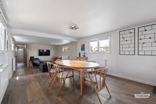 Deze unieke woonboot biedt alle wooncomfort in een modern interieur. Na een volledige renovatie kreeg de boot 'Jana' een open indeling die zorgt voor een ruimtelijk gevoel. Op deze uitstekende ligging vlakbij de Scheepsdalebrug zijn scholen, winkels en andere voorzieningen op fiets- en wandelafstand.<br /><br />Bij het betreden van de woonboot kom je in de kwalitatief ingerichte keuken met aansluitende een berging die als bijkeuken kan dienen. Verder zijn de leefruimte met ruime eethoek ook te vinden in deze open ruimte. De luxueuze badkamer is voorzien van een ligbad met douchekraan, wastafel en een sauna. Daarnaast bevindt zich een apart toilet.<br /><br />Verder zijn er twee aaneensluitende slaapkamers met ingebouwde kastruimte. Een derde, ruime slaapkamer met inloopkast bevindt zich aan de andere kant van de woonboot. Bovendien beschikt 'Jana' nog over een polyvalente ruimte met tal van mogelijkheden.<br /><br />Ben jij op zoek naar een uniek woonconcept? Aarzel dan niet en plan een bezoek in via de website of contacteer Kenjiro 0495 64 69 95 of waeles@immofrancois.be<br /><br />