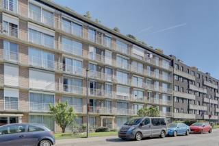 <p><span>Dit </span><span>appartement</span><span> te koop is gelegen in de </span><span>Zeelandstraat </span><span>in </span><span>Hoboken</span><span>. De </span><span>ligging is super rustig en centraal</span><span> met supermarkten, het Kiel en openbaar vervoer op wandelafstand. De </span><span>bereikbaarheid </span><span>naar invalswegen (A12 en E19) is hier ook </span><span>subliem</span><span>.</span></p><p><span> </span></p><p><span>Het appartement is gelegen op de </span><span>tweede verdieping</span><span> en is vlot bereikbaar via de </span><span>lift</span><span> of de trap. Via de inkomhal, die voorzien is van praktische ingemaakte kasten, heeft u toegang tot alle ruimtes van het appartement. Aan de voorzijde bevindt zich de lichtrijke leefruimte, die aansluit op de keuken. Aansluitend aan de keuken bevindt zich een praktische berging met aansluiting voor een wasmachine. Aan de achterzijde van het appartement liggen twee volwaardige slaapkamers. De badkamer is ingericht met een lavabo, douche en handige opbergkasten. Daarnaast beschikt het appartement over een apart gastentoilet. </span></p><p><span>Tot slot zijn er in de kelder een private kelderberging en een staanplaats inbegrepen.</span></p><p><span> </span></p><p><span> </span></p><p><span>Indeling</span><span><br />- inkomhal<br />- woonkamer en eetkamer</span></p><p><span>- keuken<br />- terras<br />- berging</span></p><p><span>- slaapkamer 1<br />- slaapkamer 2</span></p><p><span>- badkamer <br />- apart toilet<br />- kelderberging<br />- autostaanplaats </span></p><p><span> </span></p><p><span>Algemeen gebouw</span></p><p><span>- goed onderhouden gebouw<br />- </span><span>thans verhuurd<br /></span><span>- lift</span></p><p><span>- gemeenschappelijke tuin<br />- rolluiken aanwezig</span></p><p><span> </span></p><p><span>Ben jij geïnteresseerd in dit appartement te koop in Hoboken ben je op zoek naar ander vastgoed of wens je de waarde van jouw eigendom te kennen? Dan ben je bij BOLT immo aan het juiste adres! Wij helpen jou graag verder.</span></p><p><span> </span></p><p><span> </span></p>