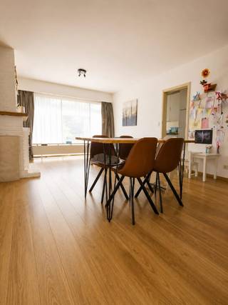 Appartement met tuin te koop.

Ontdek dit ruime en verzorgde appartement op een aangename locatie in Boechout.

Het appartement beschikt over 2 volwaardige slaapkamers, een ruime berging, een recent vernieuwde badkamer, apart toilet en een praktische keuken. 
De ruime living met eetgedeelte vormt het hart van het appartement en biedt voldoende plaats voor een gezellige zithoek en een volwaardige eettafel.
Een extra troef is de charmante tuin die voor een aangename buitenruimte zorgt. 

Bij het appartement hoort eveneens een garagebox met automatische poort + staanplaats die verplicht mee dient te worden aangekocht. (€26.000) 
Het appartement wordt momenteel verhuurd en kan daardoor ook interessant zijn voor wie op zoek is naar een opbrengsteigendom. 
