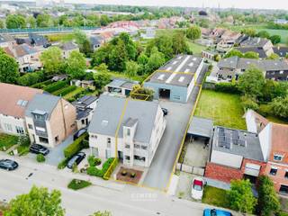 <span><strong><u>Benaderende OPPERVLAKTEN:</u></strong><br /><strong>1. Voorgebouw: <br />Gelijkvloers: </strong>102m² + <strong>Eerste verdieping</strong> (80m²) + <strong>zolderverdieping</strong> (</span><span>67m²)</span><br /><strong>2. Magazijn: </strong>± 260m², toegankelijk via de <strong>"Sint-Pietersmolenstraat"</strong> <br /><br /><span><strong>Totale grondoppervlakte</strong>: 800m² </span><br /><span><strong>Aantal parkeerplaatsen</strong>: 6</span><br /><br /><span><strong><u>INDELING</u></strong><u>:</u></span><br /><span><strong><u>1. Voorgebouw (bj. 2013)</u></strong></span><br /><span><strong><em>Gelijkvloers (102m²)</em></strong>: inkomhal met gastentoilet en traphal - 2 landschapsburelen - vergaderzaal - volledig ingerichte keuken</span><br /><span><strong><em>Eerste verdieping (80m²)</em></strong>: Nachthal - toilet - lichtrijke leefruimte</span><span> met open keuken en toegang tot het zonnig terras - berging met aansluiting wasmachine - </span><span>ruim kantoor/slaapkamer met prachtig verzicht over de velden.</span><br /><span><strong><em>Tweede verdieping (67m²</em></strong><strong>): </strong>Nachthal -</span><span> 2 slaapkamers, waarvan de master bedroom voorzien is van een afzonderlijke dressing - badkamer met ligbad en inloopdouche, wastafel met dubbele lavabo en spiegelkasten - toilet.<br /><em><strong>Zolderverdieping</strong></em></span><br /><br /><span><strong><u>2. Magazijn:</u></strong></span><br /><span>Magazijn/opslagruimte: voorzien van 1 sectionaalpoort - natuurlijk daglicht via de aanwezige lichtstraten in het plat dak.<br />Breedte: 15m</span><br /><span><u>Algemene staat</u>: instapklaar en goed onderhouden.</span><br /><br /><span><strong><u>ENERGIE (voorgebouw):</u></strong><br />EPC-score: <strong>A</strong><br /><strong>Overal hoge rendementsbeglazing en condenserende gasketel<br />Zonnepanelen</strong></span><br /><br /><span><strong><u>GROTE TROEVEN:</u></strong></span>
<ul>
<li><span>Zijn ligging (vlakbij secundaire en autosnelwegen)</span></li>
<li><span>Zichtlocatie: veel passage = gratis publiciteit</span></li>
<li><span>Voldoende parkeergelegenheid</span></li>
<li><span>Bestemmingsmogelijkheden: bewoning, lichte ambacht, opslag, recreatie, ...</span></li>
</ul>
<br /><span><strong><u>STEDENBOUWKUNDIGE VOORSCHRIFTEN</u></strong></span><br />De bouwplaats ligt binnen het gewestplan Brugge-Oostkust, in woongebied binnen de grenzen van BPA 32 Molenstraat Zuid. <br /><br /><span><strong><u>NUTSVOORZIENINGEN</u></strong><u>:</u><br />Stadswater - regenwaterput (7.000l) - CV op aardgas - </span><span>boiler voor warm </span><span>water - elektriciteit - </span><span>telefonie/internet (wifi)/distributie - riolering/septiek -</span><br /><span><strong>AIRCO</strong> - ventilatiesysteem - <strong>ZONNEPANELEN</strong>!</span><br /><br /><span><u>* Bijzonderheden</u></span><br /><span>- EPC: <strong>60 kWh/m² </strong>(goed geïsoleerd, geen renovatieplicht!)</span><br /><span>- Elektrische keuring: <strong>conform</strong><br />- <strong>Asbestveilig!</strong><br />- Appartement op verdieping is reeds verhuurd (onmiddellijk huurinkomsten)!<br />- Aanwezige zonnepanelen zijn begrepen in de verkoopprijs</span><br />- Onze referentie op<strong> </strong><strong>www.centro.be</strong>: <strong>Q0847-A</strong><br />- <strong>Interesse?</strong> Neem dan vandaag nog contact voor meer info of bezichtiging:<strong> </strong><strong>050700102</strong><strong>.</strong><br /><br /><strong>CENTRO | </strong><strong>BEDRIJFSVASTGOED </strong>is reeds 25 jaar <u>gespecialiseerd in de bemiddeling van commercieel- en bedrijfsvastgoed</u> in West- en Oost-Vlaanderen.<br /><strong>Wilt u ook weten hoeveel uw bedrijfsgebouw waard is?</strong><br />Contacteer ons vrijblijvend voor een marktconforme waardebepaling van uw pand. <br />