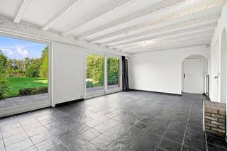 Deze ruime rijwoning in Westvleterendorp biedt volop plaats voor wie op zoek is naar een comfortabele gezinswoning met een royale woonoppervlakte en aangename buitenruimte.<br /><br />De woning, gebouwd in 1981, beschikt over 232 m² bewoonbare oppervlakte op een perceel van 560 m². Op het gelijkvloers bevinden zich een inkomhal met vestiairekast, twee kamers, een berging onder de trap, een toilet, een leefruimte, keuken en inpandige garage. De eerste verdieping omvat een nachthal, badkamer en drie slaapkamers. Daarnaast is er nog een zolderverdieping. De tuin zorgt voor extra buitenruimte en maakt deze woonst compleet. Gelegen in Westvleterendorp geniet je van een rustige woonomgeving met de voorzieningen van de ruime regio binnen handbereik.<br /><br />Wil je deze woning in Westvleterendorp zelf ontdekken? Vraag vrijblijvend je bezoek aan via Aline van Immo Francois. Immo Francois is actief in Poperinge, Vleteren, Heuvelland en Mesen en helpt je graag verder.<br /><br />Denk je eraan om je woning in de regio te verkopen? Neem vrijblijvend contact op met Aline van Immo Francois in Poperinge voor een gratis schatting via aline@immofrancois.be.<br /><br />