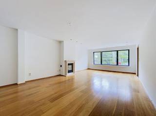 <p><span>Tof appartement in Brasschaat met groot terras</span></p><p><span> </span></p><p><span>Gezellig appartement gelegen op de eerste verdieping (zonder lift) aan de Bredabaan te Brasschaat. Het appartement ligt in het centrum vlakbij openbaar vervoer, winkels en horecazaken. Alles is te voet bereikbaar!</span></p><p><span> </span></p><p><span>De woonst kom je binnen op de eerste verdieping in de lichtrijke woonkamer op parketvloer met gashaard. De keuken is beperkt ingericht met een gasvuur, oven, spoeltafel en wasmachine en droogkast. Ideaal dus voor starters!</span></p><p><span>Achteraan vind je de badkamer met lavabo, toilet en douche en de ruime slaapkamer met ingemaakte kasten. </span></p><p><span> </span></p><p><span>Als kers op de taart is er een groot zonneterras achteraan. Bovendien werd het appartement volledig opgeschilderd en kan je er meteen intrekken. </span></p><p><span>Op de benedenverdieping is er een gezamelijke fietsenstalling. </span></p><p><span> </span></p>
