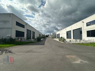 Nieuwbouw KMO-unit met een oppervlakte van 358 m² en 3 privatieve parkeerplaatsen te koop op een terrein van 460 m² langs de Olekenbosstraat, op...