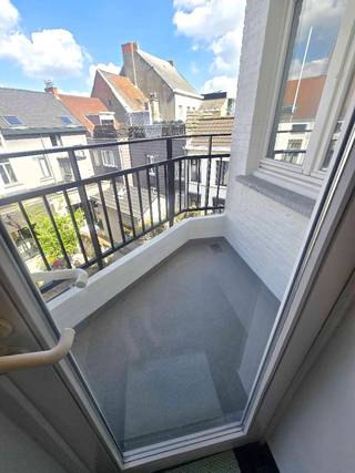 Ruim en lichtrijk 2-slaapkamerappartement in hartje Sint-Niklaas, gelegen op de 2de verdieping (AR2).<br />Dit verzorgde appartement omvat een ruime inkomhal met apart toilet, een gezellige lichtrijke living met laminaat parketvloer, volledig uitgeruste keuken met eetruimte,, een badkamer met ligbad en lavabomeubel + aansluiting wasmachine, 2 ruime slaapkamers waarvan één met toegang tot het terras. <br />Daarnaast beschikt de huurder over 2 private kelderbergingen (VRK6 en KK6). Troeven: topligging in het centrum, terras, EPC 178 kWh/m² (B-score), conforme elektriciteit en asbestveilig, parkeren kan in de ondergrondse parking op de Grote Markt<br />Huurprijs: €970/maand + €55 syndic. Interesse? Neem contact op voor een bezoek!