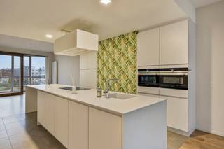 <p>Welcome to 't Nieuw Zuid, the hotspot of Antwerp where we not just live, but also experience. We find this apartment in the “Zuidertuin” building, an architectural gem of less than 10 years old that takes its name from the large roof garden where residents and visitors can enjoy an exceptional view over the Scheldt and the City. Living here means enjoying the lively atmosphere with trendy cafes, boutiques and art galleries within easy reach, while still retaining the tranquility of your own home. The apartment itself is located on the third floor and exudes absolute luxury. With a generous surface area of ​​103m², it offers a large, sunny living space that is bathed in natural daylight thanks to the large windows on either side, followed by a cozy terrace (7.3 &amp; 15m²). There is even a winter garden, inspired by the Flemish verandas, where you can fully enjoy the view even on less sunny days. The open kitchen with cooking island is a real eye-catcher and is also fully equipped with high-quality appliances - a dream place for every hobby chef among us. There are also 2 spacious bedrooms, each with its own ensuite bathroom, guaranteeing privacy and comfort.</p>
<p>Technical data: Energy efficient! Van Robbrecht en Daem architects, double glazing, insulated, individual gas central heating, laundry and basement storage... Monthly costs are +- € 167.</p>
<p>Urban planning information and soil certificate available. Is not located in a risk zone for flooding (P and G score C). Renovation obligation not applicable.</p>