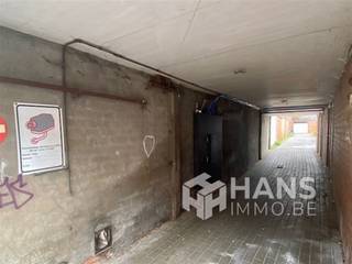 <p><span>Meerdere garageboxen te koop in Deurne</span></p><p><span> </span></p><p><span>Momenteel zijn er 5 stuks die worden aangeboden waaronder 1 ruime van ca. 32m² met plaats voor 2 wagens.</span></p><p><span>De andere 4 zijn ongeveer ca. 12m² groot . </span></p><p><span>U bereikt deze via de straatkant op de Herentalsebaan met doorgang/inrit onder een gebouw zonder poort. </span></p><p><span>3 zijn er momenteel verhuurd, huuropbrengst van ca. 450 euro mogelijk. </span></p><p><span>er is de mogelijkheid om ook 1 of enkele units aan te kopen.</span></p><p><span>Voor meer info of een gratis schatting surf naar www.hansimmo.be</span></p>