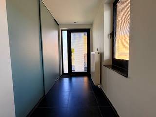 Deze moderne parel in een rustige buurt in Willebroek komt te koop!
Op zoek naar een instapklaar appartement waar comfort, ruimte en een moderne afwerking centraal staan? Dan is dit prachtige appartement op Mispelweg 6 bus 101 in Willebroek precies wat je zoekt.
Dit appartement van 88 m² heeft de afgelopen jaren een recente, moderne upgrade gekregen en werd met veel zorg vernieuwd. Dankzij de kwalitatieve renovaties hoef je enkel nog je meubels te plaatsen.
Binnenkomen doen we in de ruime inkomhal, voorzien van praktische ingebouwde kasten die meteen zorgen voor veel opbergruimte. De hal geeft toegang tot alle ruimtes van het appartement.
De lichtrijke leefruimte van 32 m² vormt het hart van de woning en sluit naadloos aan op de volledig vernieuwde keuken met een decton werkblad (2023). Dankzij de grote raampartijen geniet je de hele dag van een aangename lichtinval.
Verder beschikt het appartement over twee slaapkamers:
* Master bedroom van 11 m²
* Tweede slaapkamer van 7 m², uitgerust met ingebouwde kasten
De stijlvolle badkamer (8,5 m²) werd eveneens volledig vernieuwd in 2023 en biedt alle hedendaagse comfort. Daarnaast is er een praktische berging van 4 m².
De absolute troef van dit appartement is zonder twijfel het zuidgericht terras van maar liefst 50 m². Een uitzonderlijke buitenruimte waar je in alle rust kan genieten van de zon, gezellige etentjes met vrienden of een ontspannen avond na het werk.
Ook op technisch vlak zit je helemaal goed. Zo werd in 2024 een nieuwe energiezuinige condensatieketel geplaatst, wat resulteert in een gunstig EPC-label van net geen B. Daarnaast werd een nieuw vliegenraam (terras) geplaatst en werd ook een groot deel van de vloer vernieuwd.
Ideaal als starterswoning of investering. Volledig instapklaar: enkel je meubels nog plaatsen! 🔑
📅 Bezichtigingen op 30/09 en
01/10�👉 Inschrijven via: https://calendly.com/mispelweg6101/30min
Lukt geen van deze momenten? Contacteer ons via Mispelweg6101@outlook.com of 0456339764
