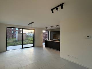 Deze knappe woning is op veel vlakken een absolute voltreffer: een nieuwbouw met een bruto-oppervlakte van 137,10 m² gelegen in een groene omgeving met 3 slaapkamers én een gezellige tuin. Je woont bovendien op wandelafstand van het centrum van Bilzen. Zo heb je alle voorzieningen dichtbij.<br /><br />Deze woonst beschikt over veel lichtinval en heeft een breed zicht op de tuin door de plafondhoge ramen. Bovendien werd de woning intussen kwalitatief afgewerkt en instapklaar ingericht. Elke dag fijn thuiskomen, die garantie krijg je van ons.<br /><br />Totale prijs inclusief alle kosten, schilderwerken en verlichting:<br />21% BTW: ± € 461.500<br /><br />Wens je meer informatie? Neem contact op met Vestio via 011 80 00 00 of info@vestio.com. We nodigen je graag uit op kantoor of ter plaatse voor een persoonlijke afspraak.