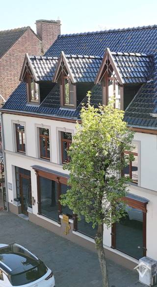 Deze instapklare handelswoning is gelegen in het centrum van Koekelare, een commerciële topligging op de markt en bestaat uit: <br /><br />gelijkvloers: inkomhal - onthaal - kantoorruimte - archiefruimte - terras - berging - kelder - toilet<br /><br />1ste verdieping: grote living met zicht op de markt - open ingerichte keuken - berging - toilet - wasplaats - zeer groot zonneterras (62 m²)<br /><br />2 de verdiep: nachthal - 3 slaapkamers - badkamer - toilet <br /><br />Deze eigendom is instapklaar en heeft vele mogelijkheden. Contacteer ons vrijblijvend voor een afspraak ter plaatse. <br /><br />Troeven: <br />- EPC label B<br />- 16 zonnepanelen aanwezig<br />- bewoonbare oppervlakte van 254 m²<br /><br />Kortom, deze woning is een uitstekende keuze voor wie op zoek is naar een praktische woning met voldoende ruimte en comfort. De eigendom is opgesplitst als handelsruimte op het gelijkvloers en privé woonst op de verdiepingen.