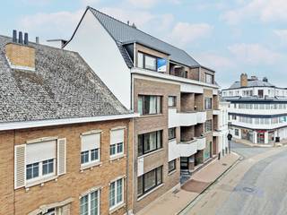 Dit gezellig en energiezuinig appartement met 2 slaapkamers en afzonderlijke garagebox bevindt zich langs de Léonce Roelsstraat te centrum Zottegem. Het appartement situeert zich op de 3e (bovenste) verdieping van de residentie Savanna, het appartement werd sedert 2000 door de jaren heen opgefrist. Het station, stadscentrum, winkels, scholen, enz... bevinden zich vlakbij! Er is een lift aanwezig in het gebouw, het gebouw dateert uit 1978 en werd eveneens reeds grondig gerenoveerd (o.a. dak + isolatie, gevelbezetting + isolatie, inkomhal, terrassen, lift, ...).<br />Indeling: ruime inkomhal, afzonderlijk toilet, open leefruimte/eetplaats met parketvloer, aansluitende keuken met toestellen (voorzien van nieuwe kookplaat), terras met zonneluifel, berging, badkamer met ligbad (bubbelbad) en lavabo, 2 ruime slaapkamers waarvan 1 met aanpalend terras/balkon.<br />De garagebox bevindt zich achteraan het gebouw (inrit via de Frans de Beckstraat). De garage is aan te kopen aan 25.000 euro en als laatste is er nog een private kelderberging (eveneens bereikbaar via de lift).<br />IDEAAL APPARTEMENT VOOR WIE EEN BETAALBARE EIGENDOM IN HET CENTRUM WENST, OOK INTERESSANT ALS OPBRENGSTEIGENDOM!! <br />ALU ramen met HR-glas, CV aardgas, 3 lucht/lucht warmtepompen, EPC: 174 kWh/(m² jaar), energielabel B, geen renovatieverplichting, oppervlakte volgens EPC: 98 m², elektrische installatie niet conform het AREI, KI: 780 euro. <br />Woongebieden, vergunning uitgereikt, geen rechterlijke herstelmaatregel of bestuurlijke maatregel opgelegd, geen voorkooprecht, geen verkavelingsvergunning. Geen risicozone voor overstromingen, P-score A, G-score A. <br />U kan de beschikbare attesten bij verkoop downloaden via de website janssens-leroy.be.