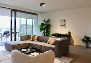 App. C20.107 in residentie Riverside ligt op de 1ste verdieping en heeft een opp. van 123 m². Het app. omvat een inkom met gastentoilet, berging, een badkamer, 2 slpk., apart toilet, leefruimte met open keuken en ruim terras (ca. 24 m²) met zicht op de jachthaven. Het app. is voorzoen van vloerverwarming, warmtepomp en handdoekradiator.<br /><br />Bij elk app. hoort een ondergrondse autostaanplaats en/of garagebox. Deze dient apart bij aangekocht te worden. Verder kun je een kelderberging of oplaadpunt bijkopen.<br />Vrije keuze bij verschillende leveranciers voor de binnen afwerking (vloertegels, badkamer &amp; keuken, etc.) Meer info? Contacteer onze sales consultants Inge Vancluysen of Marisa Marasco op het nr. 011 41 33 23.