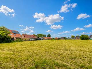 <strong>RUIM BOUWPERCEEL (1.678M²)</strong> in doodlopende straat te Velzeke (Zottegem). De <strong>VOORSCHRIFTEN LATEN EEN AANGENAME VILLAWONING TOE MET EEN MAXIMALE</strong> bouwdiepte van <strong>18 METER</strong> op het gelijkvloers en <strong>12 METER</strong> op de verdieping, afgewerkt met een charmant zadeldak. Dankzij de zijdelingse bouwvrije stroken van minstens 3 en 8 meter geniet u hier van een <strong>OPEN GEVOEL</strong> en <strong>EXTRA RUST</strong>. Ook een <strong>ONDERGESCHIKTE KANTOORFUNCTIE</strong> of vrij beroep aan huis is mogelijk. Bovendien zijn een <strong>BIJGEBOUW, CARPORT OF POOLHOUSE TOT 40 M²</strong>, een terras tot 30 m² en duurzame technieken zoals <strong>ZONNEPANELEN</strong> perfect toegelaten. Gelegen in het landelijke Velzeke, deelgemeente van Zottegem, woont u hier in alle <strong>SERENITEIT</strong> met respect voor het <strong>GROENE KARAKTER</strong> van de omgeving. Doch vlot verbonden met CENTRUM ZOTTEGEM en STATION in Balegem. Mogelijkheid tot bijkopen extra grond (+-685m²).<br /><br />Adres: Lettendries te Zottegem<br /><br />Geen bouwverplichting. P-score: A