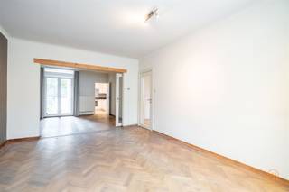 <p><span>Hyper polyvalente en ruime woning in de Pulhof wijk. </span></p><p><span>gelegen in de authentieke en gegeerde Pulhofwijk, tussen de Grotesteenweg en de Prins Boudewijnlaan, op wandelafstand van tram en bus, winkels, scholen en de belangrijkste invalswegen.  </span></p><p><span>De woning werd door de jaren heen gerenoveerd, zo werd de buitenschil (gevels en daken) volledig vernieuwd en geïsoleerd, de oprit en tuin heraangelegd.  binnen werd de gelijkvloers ingericht als dokterspraktijk maar kan dit ook gebruikt worden als kantoor, studio, tweewoonst of gewoon als bijkomende leefruimte, slaapkamers of nog veel meer.</span></p><p><span> </span></p><p><span>-1: diverse kelderruimtes (wasplaats/provisie/technische ruimte/…)</span></p><p><span>0: inkom en trappenhal, bureel en zeer ruime polyvalente ruimte of salon, wc, garage </span></p><p><span>1: hal, wc, leefruimte, keuken, achterkeuken/provisie, slaapkamer en badkamer</span></p><p><span>2: hal, 2 kamers, wc, bureel of kinderkamer, badkamer</span></p><p><span> </span></p><p><span>+ Rustige gegeerde woonwijk</span></p><p><span>+ Nabij alle faciliteiten</span></p><p><span>+ Ideaal als dokterswoning, tweewoonst, woning + studio, etc...</span></p><p><span>+ Bijna 300 m² oppervlakte</span></p><p><span>+ Enorm veel maatkasten</span></p><p><span>+ parking + garage</span></p><p><span>+ Gunstige energienorm (EPC B)</span></p><p><span>+ Onderhoudsvriendelijke tuin</span></p><p><span>+ Uniek object</span></p><p><span> </span></p>