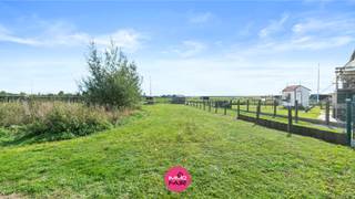 Karakteristieke hoeve met panoramisch zicht aan de achterzijde van perceel!<br /><br />Welkom in deze bijzondere woning met stallingen en een knusse binnenplaats op een perceel van maar liefst 1.594 m². Deze grotendeels gerenoveerde hoeve ligt in Veldwezelt, op een steenworp afstand van het bruisende Maastricht. Dankzij de gunstige ligging vind je hier alles wat je nodig hebt: scholen, bakker, supermarkt en openbaar vervoer bevinden zich op wandelafstand.<br /><br />Er is circa 255 m² woonplezier ingedeeld als volgt:<br /><br />De ruime inkomhal geeft uit op de leefruimte. Deze is ingedeeld in een knusse zithoek en eetkamer. Aansluitend bevindt zich een ingerichte keuken, voorzien van inbouwapparatuur en een gasfornuis met eethoek. Van hieruit heb je een open zicht op de binnenkoer. Verder bevindt zich op de benedenverdieping nog een ruime badkamer met dubbele lavabo, een douche met dubbele kraan en een ligbad. Naastgelegen aan de badkamer is een aparte gastentoilet. <br /><br />Op de eerste etage zijn er 3 aangename slaapkamers met een oppervlakte van 20 m², 17 m² en 14 m².<br /><br />Via een vaste trap bereik je de zolderverdieping: hier is er nog veel ruimte voor extra slaapkamers of hobbyruimte. De twee ruime dakramen bieden een uitzicht dat strijkt over het platteland richting het zuiden. <br /><br />Via de Omloopstraat kun je makkelijk de achterzijde van het perceel en de stallingen bereiken. <br /><br />Op zoek naar een leuke woning met veel ruimte en potentieel vlakbij Maastricht? 089 390 990 of quinten@immofair.be!