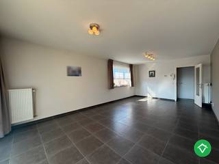 Dit appartement is gelegen op een gunstige centrale ligging, kortbij de ring/autosnelweg, het Sterrebos, het centrum en nog veel meer!<br /><br />De indeling is als volgt: gemeenschappelijke inkomhal - trap - lift - eerste verdieping: inkomhal - apart toilet - twee volwaardige slaapkamers - terrasje - badkamer - lichtrijke living - ruim, zonnig terras - ruime keuken met aparte berging. <br /><br />Vrij vanaf 1/04/2026. <br /><br />Huurprijs: 795 euro/mnd + 65 euro/mnd syndic