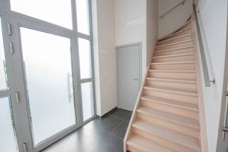 Ideaal gelegen, moderne woning met op het gelijkvloers: inkomhal, gastentoilet, ruime en lichtrijke living met open, volledig ingerichte keuken, berging/wasplaats. Op het 1e verdiep: 3 ruime slaapkamers waarvan 1 met perfect afgewerkte dressing & 1 met een bergruimte, toilet apart, badkamer (met ligbad, inloopdouche en dubbele lavabo). Zolder aanwezig. Zuidgerichte tuin met tuinhuis, zonneterras, 2 parkeerplaatsen vooraan & dubbele carport dus zeker voldoende parkeermogelijkheden.<br /><br />Super rustig gelegen in een doodlopend straatje. Mooie gezinswoning met praktische indeling.<br /><br />Wenst u de woning te komen bekijken? Dan graag een seintje op 09/388.53.53 of mailen naar sylvie@immoroba.be.