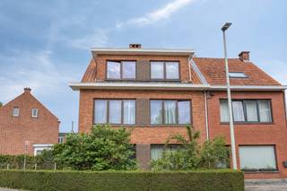 Ben je op zoek naar een interessante investering, ruime woning/tweewoonst of kangoeroewoning?<br />Deze te renoveren opbrengsteigendom is gelegen in het centrum van Zwijndrecht, zeker het ontdekken waard.<br /><br />Het gelijkvloers appartement beschikt over een leefruimte, een keuken, een slaapkamer, een apart toilet en een praktische berging.<br />Ideaal als zelfstandige woonunit of verhuurpand.<br /><br />Via een aparte ingang bereik je het duplexappartement. Op de eerste verdieping vind je een nachthal, een apart toilet en een afzonderlijke wasplaats.<br />De lichtrijke leefruimte bevindt zich aan de voorzijde van de woning en sluit aan op de keuken. Vanuit de keuken heb je toegang tot de veranda, die via een trap uitgeeft op de tuin en oprit.<br />EPC: label C: 262kWh / (m² jaar)<br /><br />Op de tweede verdieping bevinden zich drie slaapkamers en een badkamer, uitgerust met ligbad, lavabo en toilet.<br />Daarnaast is er nog een zolder, bereikbaar via een uittrekluik, die extra bergruimte biedt.<br />EPC: label D: 341kWh / (m² jaar)<br /><br />Verder is er nog een grote tuinberging/garage en tuin.<br />momenteel zijn beide appartementen verhuurd.<br /><br /><strong>Extra troeven:</strong>
<ul>
	<li>Tweewoonst met aparte toegang</li>
	<li>Centrale ligging in het hart van Zwijndrecht</li>
	<li>Tuin en oprit aanwezig</li>
	<li>Vooraan vernieuwde ramen</li>
	<li>Centrale verwarming op gas</li>
</ul>
Interessant als opbrengsteigendom of kangoeroewonen<br />Een veelzijdige eigendom op een gegeerde locatie, vlakbij winkels, scholen en openbaar vervoer.<br />Ben je ook van plan jouw eigendom te verkopen? Maak een afspraak voor een gratis schatting, wij maken er samen een succesverhaal van.<br /> 