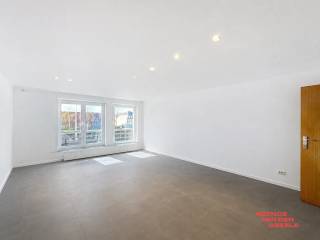 Zeer mooi gelegen appartement met open zicht op de Damse Vaart met indeling als volgt : Allereerst is er de inkom met vestiaire. De living is mooi rechthoekig ingedeeld en biedt een fantastisch zicht op het water. Deze is afgewerkt met een mooie grijze vloerbekleding, ingewerkte spots en voorzien van de nodige verwarmingselementen. <br />Er bevindt zich aansluitend één slaapkamer aan de voorzijde met daarnaast een instapklare badkamer met douche, lavabomeubel en wc. Via de hal begeeft u zich tot de keuken.<br />Deze werd eveneens volledig vernieuwd en voorzien van kookplaat, dampkap, vaatwas en ingebouwde koelkast. Alle kasten zijn in prima staat van onderhoud en de naastliggende berging is praktisch uitgerust met ingebouwde kasten. Er is tevens plaats voorzien voor een wasmachine. Naast de keuken is er nog één slaapkamer met zicht op de tuin. Dit appartement is momenteel verhuurd voor vaste bewoning.<br />Het appartement wordt verkocht na opmaak van de basisakte maar kan reeds gereserveerd worden.<br /><br />Troeven ;<br /><br />* EPC B- Label<br />* Geen lift - weinig onderhoudskosten <br />* Fenomenaal terras<br />* Elektriciteit conform<br />* Zicht op de Damse Vaart<br />* Schrijnwerk PVC <br /><br />Voor info bel : 050/333976 - 0476/270379 ( buiten kantooruren )