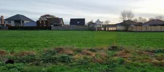 Bouwgrond (lot 3) van 594 m² voor de bouw van een halfopen bebouwing. Ligging nabij het centrum van Herenthout. Zuid-oriëntatie.<br /><br />Bouwbreedte: 9 meter<br />Bouwdiepte gv: 17 meter<br />Garage of berging tot max 40 m²<br /><br />Verkavelingsvoorschriften: zie tab documenten