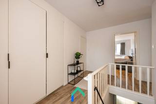 Algemeen<br />In het bruisende centrum van Meulebeke bevindt zich dit ruim, gerenoveerd duplexappartement. Dankzij de centrale ligging en het potentieel om de zolder nog verder af te werken tot volwaardig leefgedeelte biedt dit appartement heel wat troeven.<br /><br />Indeling<br />We komen het gebouw binnen waar er een gemeenschappelijke inkom is. Op de eerste verdieping bevindt zich het gerenoveerde appartement met een bewoonbare oppervlakte van maar liefst 142 m² (inclusief zolderruimte). Bij het betreden van het appartement komt u in de inkomhal met een praktische ingebouwde kastenwand waarin onder meer de technieken en aansluiting voor een wasmachine zijn voorzien. De leefruimte straalt warmte en gezelligheid uit dankzij de mooie laminaatvloer en geniet van een aangename lichtinval. De keuken sluit hier naadloos op aan en is volledig uitgerust met moderne toestellen waaronder een oven, koelkast, vaatwasser en inductiekookplaat. Het appartement beschikt over een ruime slaapkamer en een hedendaagse badkamer met inloopdouche en toilet. Via een vaste trap bereikt u de ruime zolder die tal van mogelijkheden biedt. Op dit moment doet deze zolderruimte dienst als extra opslagruimte, maar in de toekomst kan hier ook gekeken worden om extra slaapkamers te creëren.<br /><br />Troeven<br />* Instapklaar appartement met potentieel<br />* Geen syndickosten<br />* Centrale ligging<br /><br />Interesse<br />Dit pand biedt een unieke kans op een centrale in Meulebeke. De ruime indeling, het instapklare karakter en de centrale ligging maken van deze eigendom een plek waar comfort, functionaliteit en toekomstmogelijkheden samenkomen. Een bezoek met Mathieu zal u ongetwijfeld overtuigen van het potentieel dat deze eigendom te bieden heeft. <br /><br />T: 0479 63 53 01<br />M: mathieu@gentill.be