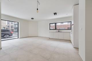 Deze nieuwbouwappartementen worden verkocht als opbrengsteigendom: zijn voorzien van alle modern comfort, energie neutraal en knappe architectuur. De indeling van het gelijkvloersappartement (ca 110m2 bew opp) is als volgt: aparte inkomhal (niet via de gemeenschappelijke hal), aangename leefruimte met open keuken grenzend aan het overdekte terras, aparte berging onder de trap, aangename badkamer met inloopdouche, lavabo+meubel, apart gastentoilet, nog een extra berging/wasplaats, 2 leuke slaapkamers waarvan 1 mogelijkheid voor het plaatsen van een dressingkast. Overdekt zonneterras van ca 8,5 m2. extra's: ruime fietsenstalling en vuilnisberging voorzien, alles volledig geschilderd+verlichting, inclusief privatieve zonnepanelen, warmtepomp, lage gemeenschappelijke kosten (geen lift). Dit project valt onder 6% BTW (mits voorwaarden). Vast verhuurd voor 950 euro/maand