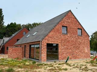 Op zoek naar een nieuwe thuis in een rustige, groene omgeving? Deze instapklare halfopen woning op een perceel van <strong>387 m²</strong> combineert modern wooncomfort met een landelijke ligging in de kindvriendelijke Walstraat te Koolskamp.<br /><br /><strong>Wonen in alle rust, met zicht op groen</strong><br /><br />De woning ligt in een doodlopende straat en kijkt uit op de omliggende velden – ideaal voor wie houdt van rust, ruimte en natuur. Dankzij de <strong>zuidgerichte</strong> <strong>oriëntatie</strong> geniet je volop van natuurlijk licht in huis én in je tuin.<br /><br /><strong>Energiezuinig en duurzaam gebouwd</strong><br /><br />Deze nieuwbouwwoning is volledig afgewerkt en voldoet aan de <strong>hoge energie-eisen van vandaag.</strong> Ze is gebouwd met duurzame materialen en klaar om jou jarenlang woonplezier te bieden – zonder zorgen over renovaties of verbouwingen.<br /><br /><strong>Comfortabel wonen, vlot verbonden</strong><br /><br />Hoewel je hier in alle rust woont, ben je snel onderweg. De oprit van de E403 ligt op amper 5 minuten rijden, met vlotte verbinding naar Brugge en Roeselare. Ook winkels, scholen en andere voorzieningen zijn makkelijk bereikbaar.