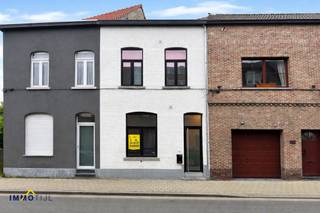 <p>Deze volledig gerenoveerde woning is rustig gelegen aan de stadsrand van Aalst en combineert comfort, ruimte en lichtinval.<br />Op het gelijkvloers beschikt de woning over een inkomhal met apart gastentoilet, een zeer ruime en lichtrijke leefruimte met een open, volledig ingerichte keuken die aansluit op de aparte eetruimte. Vanuit de eetruimte heeft u toegang tot de zuidgerichte stadstuin met terras, ideaal om te genieten van de zon.<br /><br />De eerste verdieping omvat een ruime slaapkamer met ingerichte dressing en een douchekamer met lavabomeubel. Daarnaast is er een grote badkamer voorzien van een ligbad en een dubbel lavabomeubel.<br />Op de tweede verdieping bevinden zich nog twee volwaardige slaapkamers en een aparte bergruimte.<br /><br />De woning werd totaal gerenoveerd en is uitgerust met centrale verwarming op aardgas, dubbele beglazing. <br />Ontdek de woning alvast via onze virtuele rondleiding.<br /><br />Beschikbaar vanaf 1 maart 2025!<br /><br />Goede ligging nabij het centrum van Aalst.<br /><br />Voor meer informatie of een bezoek, contacteer ons kantoor Aalst via arne@immotijl.be of bel 0483 44 50 44</p>