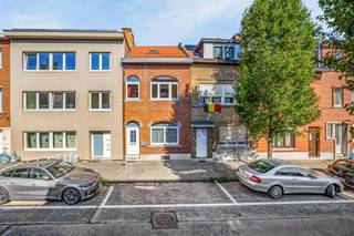 Immo Pické biedt u deze uiterst gunstig gelegen woning aan in de onmiddellijke nabijheid van winkels, openbaar vervoer (bus en trein), scholen, invalswegen en alle voorzieningen. Deze woning beschikt op de gelijkvloerse verdieping over een inkomhal, een leefruimte met eetplaats, in ingerichte keuken en een badkamer. Op de eerste verdieping beschikt de woning over een nachthal met twee ruime slaapkamers (13m² en 19m²). Op de tweede verdieping (zolderverdiep) vinden we een nachthal en een extra slaapkamer (24m²). De woning beschikt tevens over een aantal kelders. Achteraan vinden we nog een leuke tuin met terras. Leuke weetjes: elektriciteit CONFORM tot 2037, centrale verwarming op gas van 2012, vernieuwd dak met isolatie, ... .