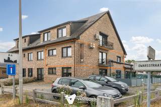 <p><span>Recent gerenoveerd appartement (95m²) met 2 slaapkamers te As.</span></p><p><span> </span></p><p><span>Belangrijkste troeven: </span></p><p><span>- Centrale ligging</span></p><p><span>- Ramen, keuken en badkamer vernieuwd in 2023</span></p><p><span>- Uitstekend onderhouden</span></p><p><span>- 2 autostaanplaatsen</span></p><p><span>- 2 hele ruime slaapkamers</span></p><p><span>- Airco</span></p><p><span>- Kelderberging van 20m²</span></p><p><span>- Geen gemeenschappelijke kosten </span></p><p><span> </span></p><p><span>Bekijk zeker ook de grondplannen met de afmetingen. Zo krijgt u van thuis uit al een perfect beeld van wat dit appartement te bieden heeft!</span></p><p><span> </span></p><p><span>Wenst u meer info of een vrijblijvende bezichtiging, contacteer dan ons kantoor op het nummer 011 85 15 15 en wij helpen u graag verder.</span></p>