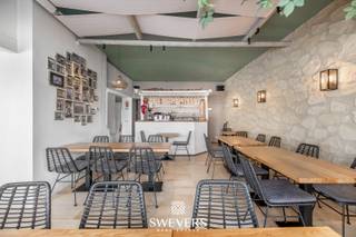 Interesse? Meer informatie op www.SWEVERS.be. - Dit handelspand is uitstekend gelegen in het hart van Hasselt Centrum, in een rustige en gezellige verkeersvrije straat tegenover de iconische Paterkeskerk. Het pand bevindt zich in volledig vergunde toestand en is voorzien van gerenoveerde ramen en deuren, wat zorgt voor een verzorgde en duurzame uitstraling. Bovendien beschikt het over een ruime kelder met koele eigenschappen, ideaal als stockage- of voorraadruimte, wat een grote troef is voor bijvoorbeeld horeca-activiteiten of detailhandel. Dankzij de strategische ligging geniet het handelspand van een sterke zichtbaarheid en een vlotte bereikbaarheid voor klanten en leveranciers.<br /><br />Sinds 2006 is het pand onafgebroken verhuurd aan dezelfde horeca-uitbater die er een gekend restaurant uitbaat in de binnenstad, wat getuigt van een stabiele en betrouwbare huurrelatie. In 2024 werd het huurcontract vernieuwd voor een periode van 9 jaar, wat zekerheid biedt voor de lange termijn. De handelsopbrengst bedraagt € 1.700 per maand, wat dit pand tot een bijzonder interessante opbrengsteigendom maakt voor investeerders die op zoek zijn naar een solide en voorspelbaar rendement. Het geheel biedt een zorgeloze investering op een AAA-locatie met bewezen commerciële waarde.<br /><br />Plan snel een bezichtiging en laat je betoveren door de unieke sfeer van dit pand! Wij helpen je maar al te graag verder tijdens een persoonlijke rondleiding. tel. 011 255 155. Bron bewoonbare oppervlakte: EPC – verslag.