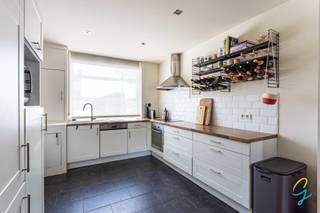 <p>Bent u op zoek naar een instapklare, moderne en energiezuinige woning op een uitstekende locatie? Dan is dit karaktervol huis in Nazareth precies wat u zoekt.</p>
<p>Deze in 2005 vernieuwde woning geniet van een topligging op wandel- en fietsafstand van het station van Nazareth, winkels en scholen. Bovendien zorgt de vlotte verbinding met de belangrijke invalswegen voor een uitstekende bereikbaarheid.</p>
<p>INDELING<br />De woning omvat een inkomhal met apart gastentoilet, gevolgd door de ruime en lichtrijke leefruimte met volledig geïnstalleerde open keuken. Dankzij de grote raampartijen geniet u hier van een aangename lichtinval en een directe verbinding met de tuin. Aansluitend bevindt zich een praktische berging die tevens dienstdoet als wasplaats.</p>
<p>Op de verdieping vinden we een in 2022 vernieuwde moderne badkamer met ligbad en toilet. Er zijn twee volwaardige slaapkamers. Eén kamer geeft toegang tot de mezzanine, die momenteel dienstdoet als berging maar perfect kan worden ingericht als slaapgedeelte.</p>
<p>Buiten vormt de tuin zonder twijfel een absolute troef. Hier geniet u van de rust en een aangenaam open zicht, waardoor het de ideale plek is om te ontspannen en te genieten van het buitenleven.</p>
<p>Vermelde oppervlakten zijn louter informatief en niet bindend.</p>
<p>Voor meer informatie of een bezoek, contacteer Lisse:<br />0477 17 19 12 – lisse@cornelis-goeman.be</p>