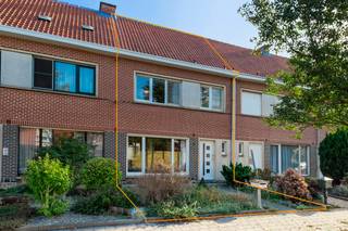 DE PRIJS IS INCLUSIEF DE GARAGEBOX - Deze prima onderhouden gezinswoning is gelegen in een doodlopende straat in een rustige woonwijk nabij het centrum van Hoevenen. Scholen, winkels, openbaar vervoer en ook de centra van Stabroek en Kapellen zijn allemaal vlot bereikbaar. U betreedt de woning via een aparte inkomhal met gastentoilet. Het gelijkvloers bestaat verder uit de woonkamer, de keuken, de veranda en een achterliggende berging. Op de eerste verdieping bevinden zich drie slaapkamers en de praktische badkamer met douche en wastafel met meubel. Een troef van de woning is de zolderruimte, die bereikbaar is via een vlizotrap en de mogelijkheid biedt om twee extra slaapkamers te creëren of de ruimte naar eigen wens in te vullen. De oostelijk georiënteerde tuin is de ideale plek om van de ochtend- en middagzon te genieten. Schuin tegenover de woning bevindt zich ook nog een aparte garagebox met manuele poort. Deze is inbegrepen in de vraagprijs.