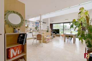 Op zoek naar een instapklare woning met ruimte, licht én uitbreidingsmogelijkheden op een topligging? Dan is deze verzorgde gesloten bebouwing in Zwijnaarde absoluut een bezoek waard.<br /><br />Deze woning, gebouwd in 1992 en voorzien van een gunstig EPC-label B, verwelkomt u via de inkomhal met gastentoilet, toegang tot de kelder en de inpandige garage. Achteraan wordt u meteen aangenaam verrast door de lichtrijke leefruimte met open keuken, waar het dagelijkse leven zich in alle comfort afspeelt. Dankzij de westgerichte tuin geniet u hier volop van zon en gezelligheid tot in de avonduren — een echte meerwaarde.<br /><br />Op de eerste verdieping bevinden zich twee volwaardige slaapkamers en een nette badkamer, uitgerust met zowel een ligbad als douche. Ideaal voor wie houdt van comfort en flexibiliteit.<br />De tweede verdieping vormt een absolute troef: een bijzonder ruime zolderkamer die moeiteloos kan worden opgesplitst in twee extra kamers. Perfect voor een groeiend gezin, een thuiswerkplek of extra hobbyruimte.<br /><br />Ook de ligging is een schot in de roos. Gelegen in een rustige straat in Zwijnaarde, met een vlotte verbinding naar Gent, de autosnelwegen en alle nodige voorzieningen zoals winkels, scholen en openbaar vervoer binnen handbereik.<br /><br />Kortom: een verzorgde woning met potentieel, ruimte en een uitstekende ligging — klaar om haar nieuwe eigenaar te verwelkomen.<br /><br />Interesse? Maak snel een afspraak!