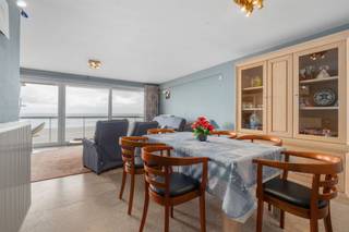 Appartement meublé et bien entretenu (91 m²) au deuxième étage d'un immeuble récent sur le front de mer de Blankenberge. Salle de séjour...