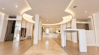 Deze veelzijdige woning is centraal gelegen in Lendelede op een perceel van ca. 430 m² en beschikt over een royale bewoonbare oppervlakte van ca. 349 m², een handelsruimte van ca. 110 m² en 3 slaapkamers. Dankzij de centrale ligging bevinden diverse handelszaken, voorzieningen en parkeermogelijkheden zich in de nabije omgeving en zijn steden zoals Izegem, Kortrijk en Roeselare vlot bereikbaar. Rond 2000 werd het volledige pand grondig gestript en totaal gerenoveerd, waarbij ook de handelsruimte van ca. 110 m² volledig werd vernieuwd/heropend. Op het gelijkvloers bevindt zich de ruime handelsruimte met inpandige etalage, ideaal voor commerciële activiteiten, kantoor, praktijk, vrij beroep,... Aansluitend is er een kelder, een bureau met afzonderlijk toilet en een (eerste) lichtrijke keuken met zitruimte en toegang tot de tuin. De woonst beschikt over een afzonderlijke zijdeur/ingang. Op de eerste verdieping bevindt zich een 2de ruime leefruimte met open, geïnstalleerde eiken keuken en aansluitend een lichtrijk bureau, dankzij de aanwezige dakvensters. Vanuit zowel de keuken als het bureau is er toegang tot het terras met zonneluifel en trap naar de tuin. Verder bevinden zich op deze verdieping een slaapkamer en een ruime badkamer, uitgerust met een vernieuwde douche, ligbad, dubbele wastafel en toilet. Op de tweede verdieping zijn er nog twee ruime slaapkamers, een afzonderlijk toilet en een praktische zolderberging. De geïsoleerde zolder is bereikbaar via een uittrektrap en biedt bijkomende bergruimte. Buiten geniet u van een aangename tuin met terrassen en vijverpartijen. Daarnaast beschikt de eigendom over twee zeer ruime en degelijk gemetste bijgebouwen. Kom dit vrijblijvend eens bekijken door contact op te nemen met maggie@vastgoednorman.be (0479402404). Ieder bod vanaf 335.000 euro is welkom.